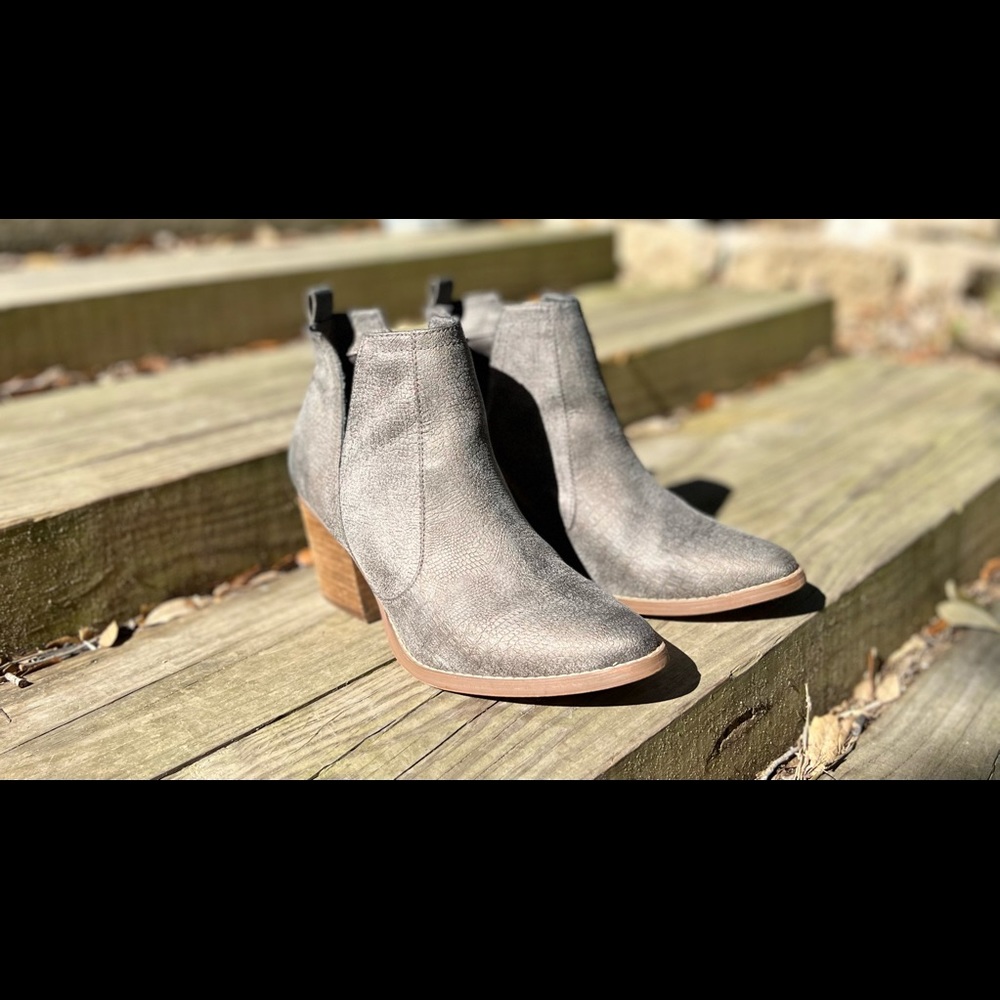 Not Rated boots size 8